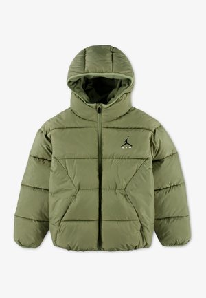Olivgrüne gesteppte Jacke mit Kapuze, Frontreißverschluss, Seitentaschen und schwarzem Air Jordan-Logo auf der linken Brust.