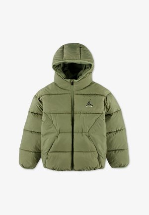 Olivgrüne gesteppte Jacke mit Kapuze, Frontreißverschluss, Seitentaschen und schwarzem Air Jordan-Logo auf der linken Brust.
