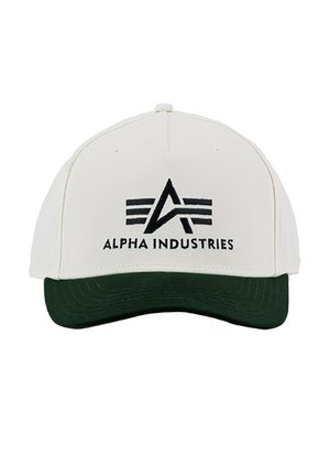 Weißes Baseballcap mit dunkelgrünem Schirm, vorne mit Alpha Industries-Logo und schwarzer Schrift bestickt.