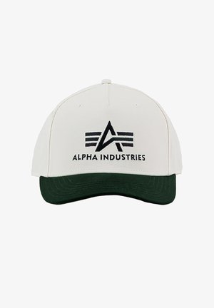 Weißes Baseballcap mit dunkelgrünem Schirm, vorne mit Alpha Industries-Logo und schwarzer Schrift bestickt.