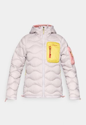 Kõhn roosa lühike jope kapuutsiga, millel on kollane rinnatasku ja roosa käsivarretasku, millel on tikitud muster ja tõmblukuga sulged.