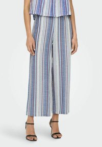 Pantaloni leggeri a gamba larga con strisce verticali blu, bianche e rosse. Presentano un tessuto testurizzato e una vestibilità ampia.