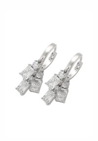 Orecchini a cerchio in argento con tre pietre tagliate rettangolarmente e trasparenti, intervallate da piccole pietre rotonde, design pendente, finitura lucida.