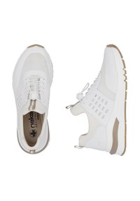 Weiße Sportschuhe mit einem Obermaterial aus Mesh, strukturierten Akzenten und einer braunen Gummisohle. Enthält eine Schlaufe für schnelles Schnüren.