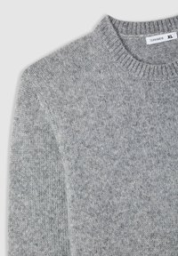 Maglione grigio lavorato a maglia con collo a giro, tessuto texturizzato e orlo a coste. L'etichetta del marchio recita "Terranova", taglia XL.