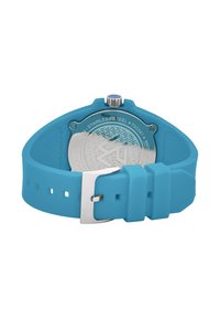 Correa de reloj de silicona azul con hebilla de acero inoxidable. Esfera de reloj redonda con patrón grabado y marcas de resistencia al agua visibles en la parte posterior.