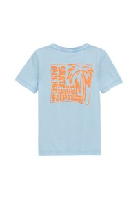 Lichtblauwe katoenen T-shirt met korte mouwen en een ronde halslijn. Bevat een oranje afbeelding van een palmtree en skateboardtermen op de achterkant.
