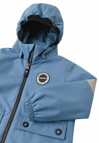 Giacca impermeabile blu per bambini con cappuccio, zip frontale, polsini elasticizzati, tasca a patta e toppa rotonda con il logo "reima weatherproof kids".