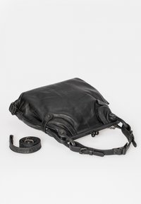 Borsa a tracolla in pelle nera caratterizzata da una forma rettangolare, una texture liscia, una tracolla regolabile e accessori decorativi con una catena.