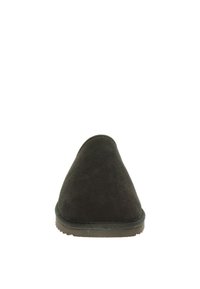Donkergrijze suède pantoffel met een ronde neus en een platte rubberen zool, voorzien van een gladde textuur en een minimalistisch ontwerp.