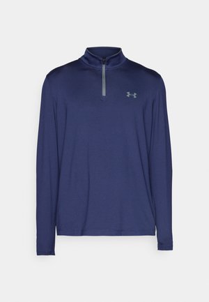 Pullover azul marinho de mangas compridas com gola de zíper de um quarto. Apresenta um zíper cinza claro e um logo discreto no lado esquerdo do peito. Textura de tecido suave.