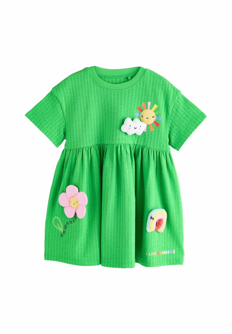 Vestido de algodón verde con mangas cortas, tela texturizada, falda fruncida y diseños aplicados de un sol, nubes, flor y arcoíris.