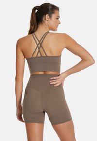 SQUATPROOF BRISK HIGH NECK - Športová podprsenka so strednou podporou - caramel brown