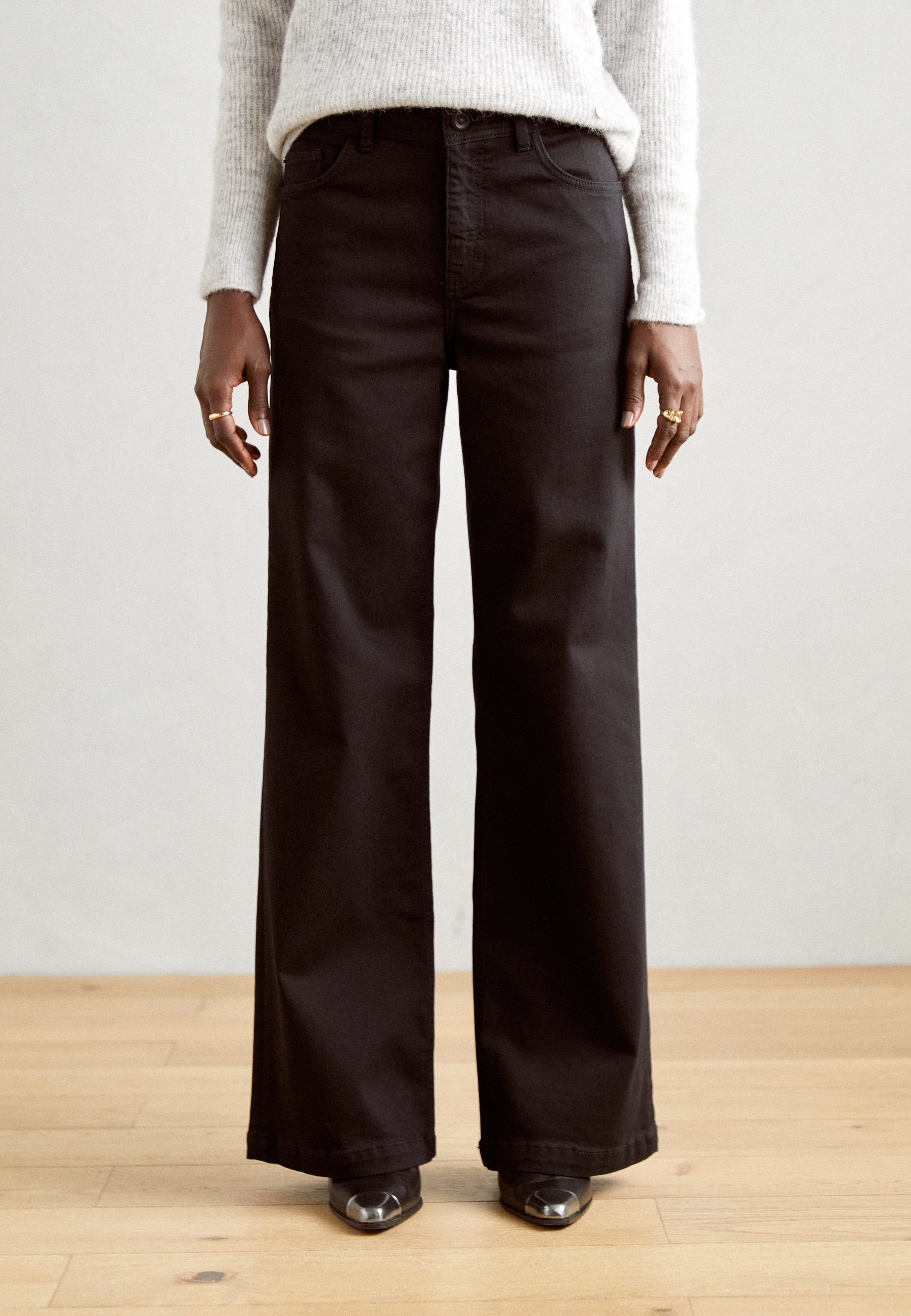 Rus ayol birin-ketin mushukchasini oldi Toshakka boglangan yalangoch qizlarning fotosuratlari