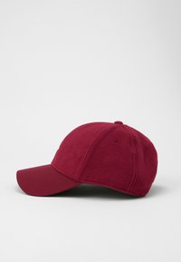 Bordeauxrode baseballpet met een textuur van fleece en een gladde klep. Bevat ventilatiegaten en stikselaccenten op de kroon.