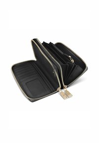 Cartera de cuero negra con una cremallera dorada, que cuenta con múltiples ranuras para tarjetas, compartimentos divididos y un interior texturizado.