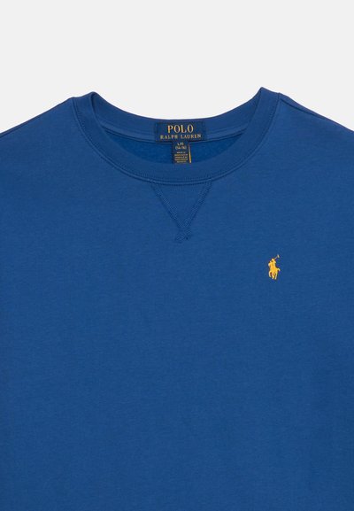 Μπλε μπλουζάκι Polo Ralph Lauren με στρογγυλή λαιμόκοψη, με κίτρινο κεντημένο λογότυπο αλόγου και αναβάτη στο στήθος και ετικέτα μεγέθους μέσα στο κολάρο.