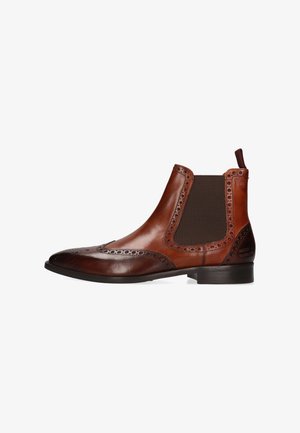Botte Chelsea en cuir marron avec détails brogue, panneau latéral élastique, languette à l'arrière, et petit talon compensé.