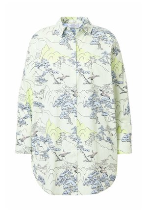 Camicia verde chiaro a maniche lunghe con bottoni, caratterizzata da una stampa paesaggistica blu e nera con alberi, montagne e gru. Vestibilità rilassata.