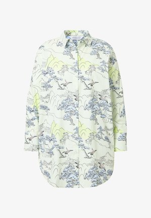 Hellgrünes Hemd mit Knopfleiste, das einen blauen und schwarzen Landschaftsdruck mit Bäumen, Bergen und Kranichen zeigt. Lässige Passform mit langen Ärmeln.