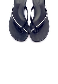 Infradito nere con sottili cinghie incrociate accentuate da una linea bianca. Suola in gomma liscia, design minimalista, senza motivi distintivi.