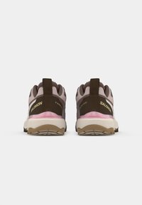 Salomon X Ultra 4 sko i brun og lys pink. Har en struktureret stofoverdel, hæltrækflap og en robust ydersål med moderat slidbane.