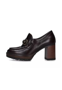 Zapato de tacón alto de cuero marrón con punta redondeada, decoración en la parte delantera y tacón bloque texturizado. Suela de goma para mayor tracción.