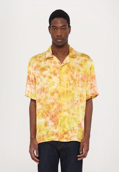 Camicetta a maniche corte con bottoni in giallo, decorata con un motivo tie-dye arancione e rosa. Tessuto leggero, colletto a punta, vestibilità rilassata.