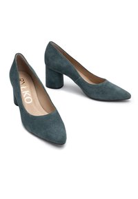 Tacchi alti in suede verde con punta affusolata e tacco a blocco. Interno foderato con leggera imbottitura. Marchio discreto sulla soletta.