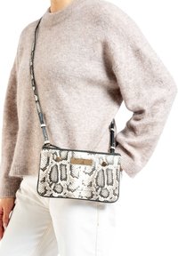 Schoudertas met slangenhuidpatroon in zwart en wit, met een rechthoekige vorm, gouden hardware en een verstelbare strap.