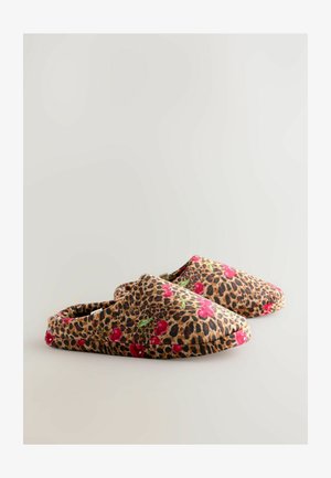 Luipaardprint slippers met rode bloemenaccenten, gemaakt van zachte stof. Rond neusontwerp met een instapstijl voor gemakkelijk aantrekken.