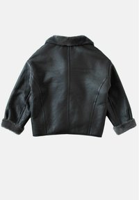 Gedeeltelijk afgeknipte zwarte leren jas met een zachte bontvoering bij de kraag en manchetten. Heeft een gladde textuur en gestructureerde naden.