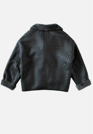 Gedeeltelijk afgeknipte zwarte leren jas met een zachte bontvoering bij de kraag en manchetten. Heeft een gladde textuur en gestructureerde naden.