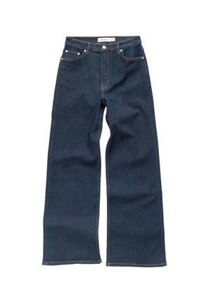 Tmavomodré rifľové nohavice so širokým strihom, s klasickým zapínaním, piatimi vreckami a kontrastným šitím. Hladká textúra, minimálne detaily.