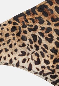 Tkanina s uzorkom leoparda koja sadrži različite nijanse smeđe i crne. Tekstura izgleda glatko s kapljicama vode na površini. Detalj prošivenih rubova.