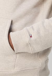 Tommy Hilfiger HOODY - Jersey con capucha - heathered pebble