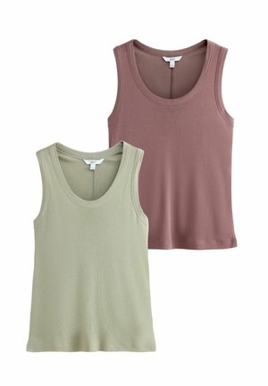 Zwei ärmellose, gerippte Tanktops, eines hellgrün und eines gedämpft mauve, beide mit rundem Ausschnitt und Kleidungsetiketten innen.