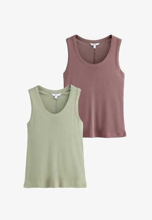 Zwei ärmellose, gerippte Tanktops, eines hellgrün und eines gedämpft mauve, beide mit rundem Ausschnitt und Kleidungsetiketten innen.