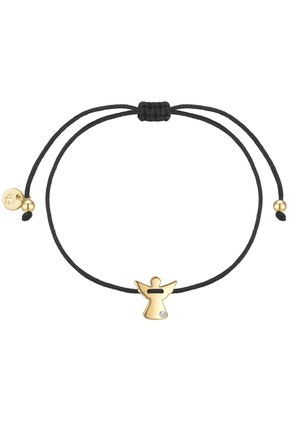 Schwarzes verstellbares Cord-Armband mit goldenem Engelsanhänger, der einen kleinen klaren Edelstein und eine runde goldene Plakette zeigt.