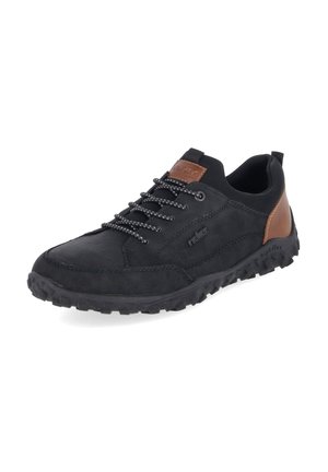 Czarno-brązowy sneaker outdoor z teksturowaną podeszwą, oznaczonym logo na języku oraz sznurowaniem z przodu, pokazany pod kątem na białym tle.