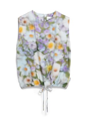 Top sin mangas de estampado floral con un sutil efecto de desenfoque. Presenta un dobladillo con cordón y una cremallera trasera oculta. Los colores incluyen verdes suaves y tonos pastel.