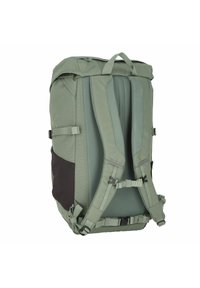 Zelený batoh s polstrovaným síťovaným zády, nastavitelnými popruhy a boční kapsou. Obsahuje hladkou tkaninu, zesílený šev a horní madlo.