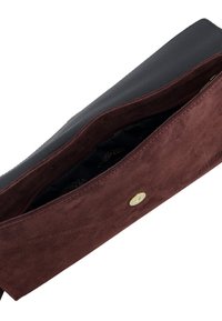 Dunkelgraues Leder außen mit Klappe aus burgunderrotem Wildleder; verfügt über einen Messing-Druckknopfverschluss und ein gemustertes Innenfutter; rechteckige Form.