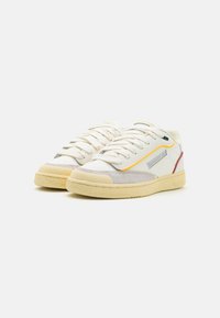 Reebok Classic CLUB C BULC UNISEX - Riedlenčių batai - chalk/weathered white