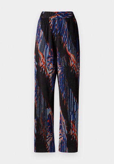 Calças pretas com padrão, apresentando ousados desenhos abstratos em azul e vermelho, com uma cintura elástica larga e um corte solto e reto.