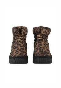 Botas de media pantorrilla con estampado de leopardo y diseño acolchado, que presentan detalles en dorado y una suela de goma texturizada negra. Material de tela suave.