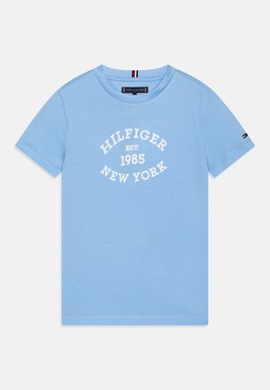 Hellblaues kurzärmeliges Baumwoll-T-Shirt mit weißem "Hilfiger Est. 1985 New York"-Schriftzug auf der Vorderseite und kleinem Logo auf dem linken Ärmel.