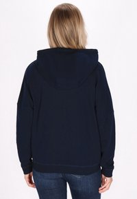 Felpa blu navy con cappuccio, spalle a raglan e orlo a coste. Realizzata in tessuto morbido, presenta una texture liscia e un design casual.