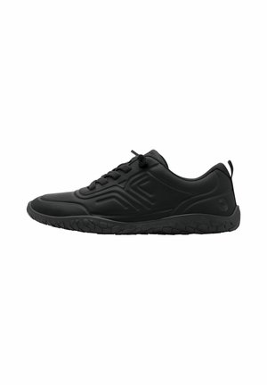 Baskets de sport noires avec une tige synthétique lisse, un design à lacets, une semelle extérieure en caoutchouc texturée et des accents latéraux surélev�és pour une meilleure adhérence.