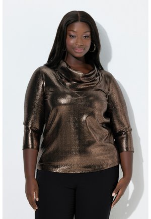 Metallic bronze top med draperet cowl-halsudskæring, trekvartærmer og et tekstureret mønster. Sættes sammen med sorte bukser.